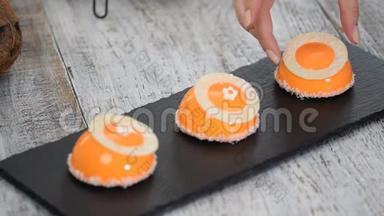 <strong>芒果</strong>和椰子摩丝甜点用橙色镜面釉涂层。 现代欧洲<strong>蛋糕</strong>背景。 法国摩丝